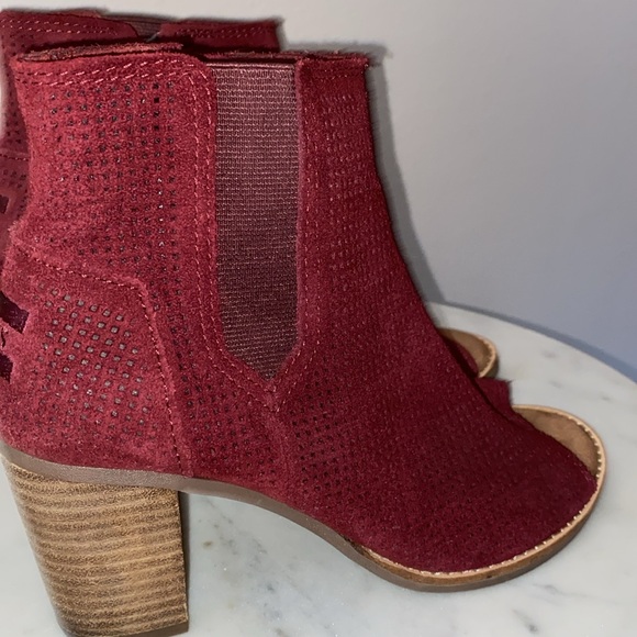 EUC TOMS “Majorca” Peep Toe Perforated Burgundy Wine Suede Ankle Booties Sz 7.5 - Picture 6 of 17